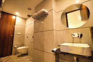 Family Room | Bathroom | Shower, rainfall showerhead, free toiletries, slippers - Hotel La casa Amritsar (Amritsar)