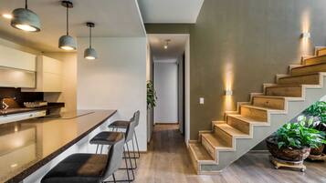 Fridge, oven, stovetop, coffee/tea maker