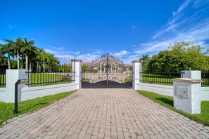 Property grounds - Modern Luxury Apartment Centrally Located in Southwest Ranches Hidden Gem! (Southwest Ranches)