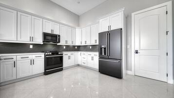 Coffee/tea maker, fridge, microwave, oven
