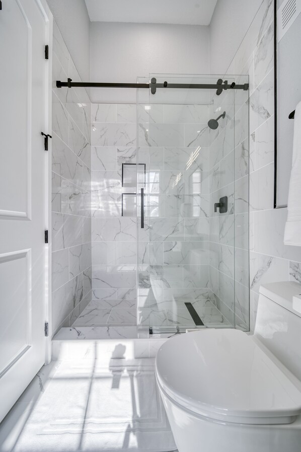 Shower, hair dryer, towels, soap - Modern Luxury Apartment Centrally Located in Southwest Ranches Hidden Gem! (Southwest Ranches)