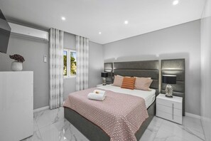 1 dormitorio, tabla de planchar con plancha, cuna de viaje y wifi