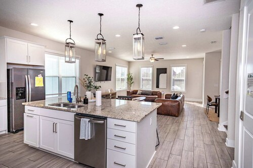 Beach Retreat Complex w/Pool - Sleeps 25!