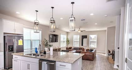 Beach Retreat Complex w/Pool - Sleeps 25!