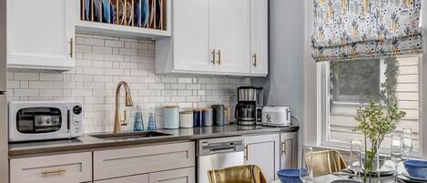 Fridge, oven, stovetop, dishwasher