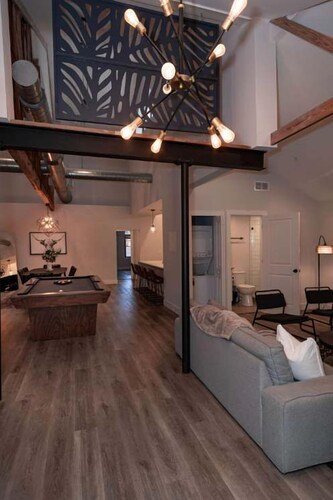 Downtown Jax Retreat- Sleeps 25