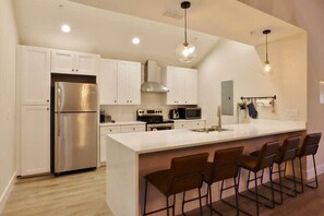 Fridge, microwave, stovetop, dishwasher