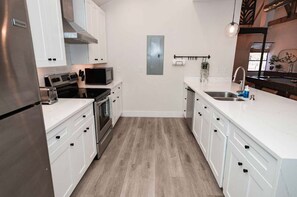 Réfrigérateur, micro-ondes, plaque de cuisson, lave-vaisselle