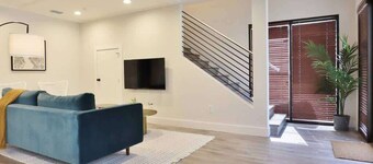 Downtown Jax Retreat- Sleeps 25