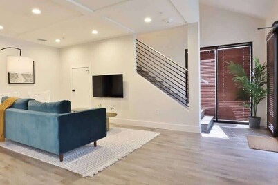 Downtown Jax Retreat- Sleeps 25