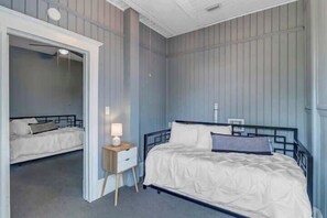 8 habitaciones, tabla de planchar con plancha, cuna de viaje y wifi 