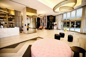 Lobby - 2BR retreat w/ balcony & shared pool (Hollywood)