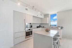 Fridge, microwave, oven, stovetop - 2BR retreat w/ balcony & shared pool (Hollywood)