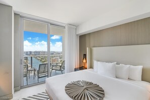 2 bedrooms, desk, iron/ironing board, WiFi - 2BR retreat w/ balcony & shared pool (Hollywood)