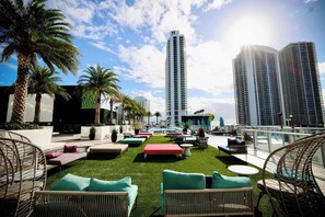 Terrace/patio - Exclusive two bedroom with pools and ocean views (Hollywood)