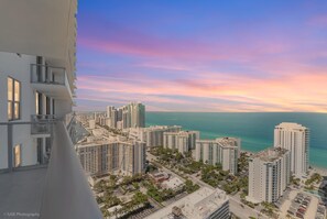 Property grounds - 2BR retreat w/ balcony & shared pool (Hollywood)