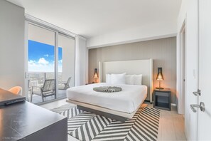 2 bedrooms, desk, iron/ironing board, WiFi - 2BR retreat w/ balcony & shared pool (Hollywood)