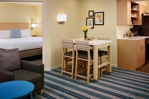 2 slaapkamers, een bureau, een strijkplank/strijkijzer, gratis wifi