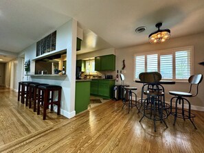 Dining - Hot Tub · Huge Fenced Yard · EV Charger · 10 Min to Downtown Sac (Sacramento)