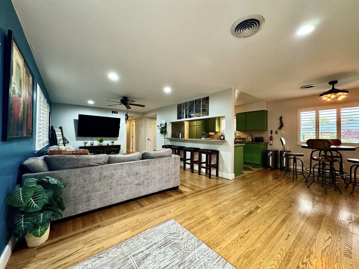 スマートテレビ、書庫、ステレオ、書斎 / ワークスペース