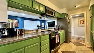 Frigorífico, microondas, horno y placa de cocina