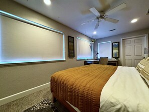 4 bedrooms, desk, iron/ironing board, travel cot - Hot Tub · Huge Fenced Yard · EV Charger · 10 Min to Downtown Sac (Sacramento)
