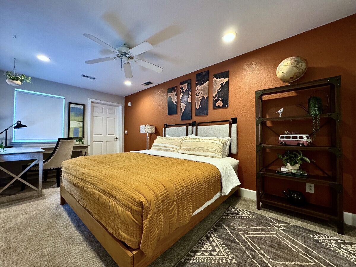 4 slaapkamers, een bureau, een strijkplank/strijkijzer, reisbedje