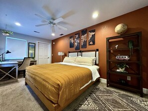 4 habitaciones, escritorio y tabla de planchar con plancha