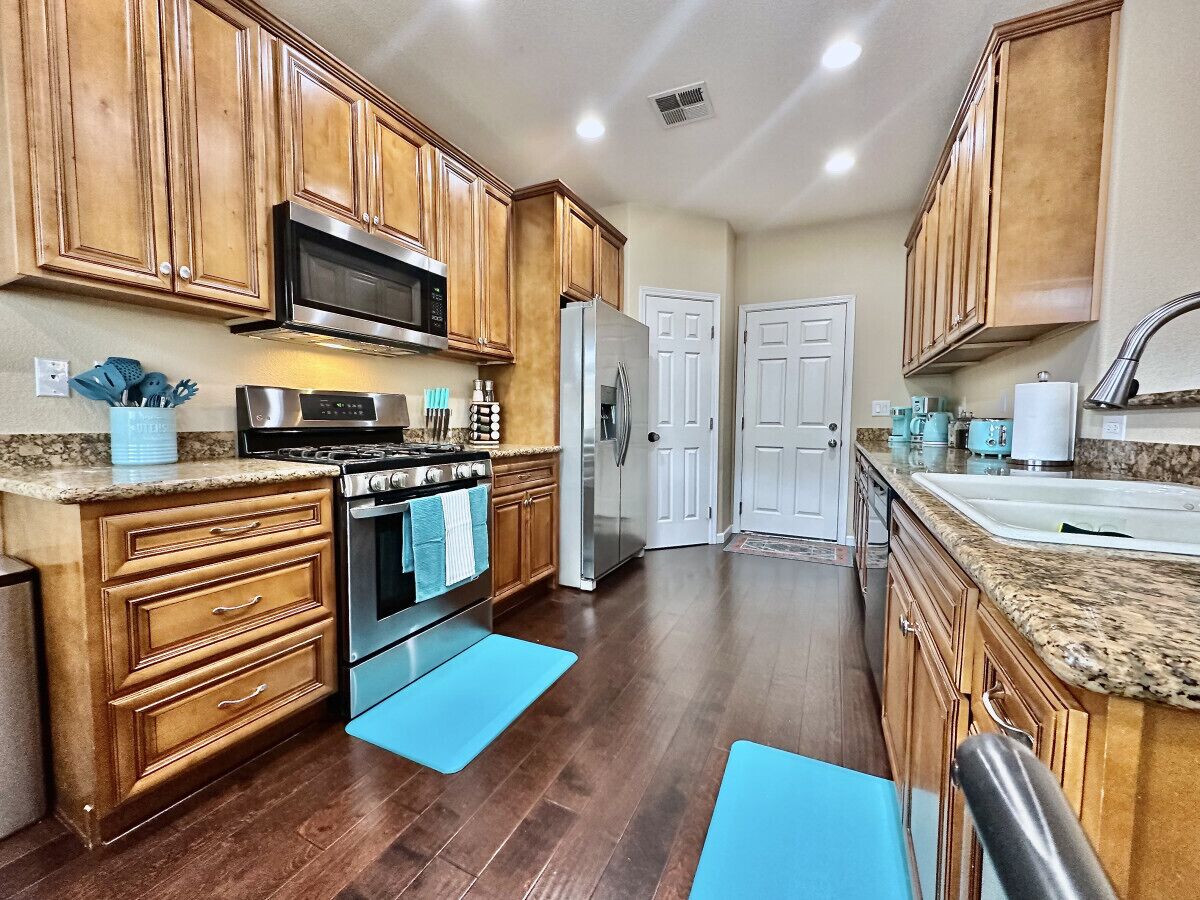 Jääkaappi, mikroaaltouuni, uuni, liesi