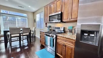 Køleskab, mikrobølgeovn, ovn, kogeplade