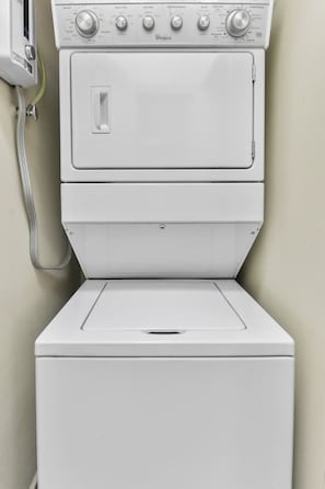 Lavadora y secadora Whirlpool apiladas, de carga frontal.