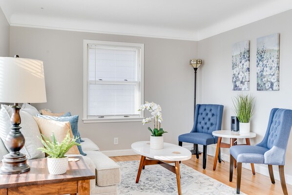 บ้านพัก, หลายเตียง, ลานระเบียง, วิวเมือง | บริเวณนั่งเล่น