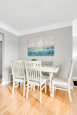 บ้านพัก, หลายเตียง, ลานระเบียง, วิวเมือง | ร้านอาหาร