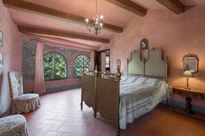 12 dormitorios, tabla de planchar con plancha, cuna de viaje