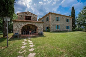 المنشأة من  الخارج