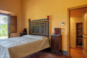 6 bedrooms, iron/ironing board, travel cot, free WiFi