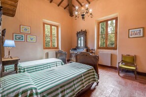 6 bedrooms, iron/ironing board, travel cot, free WiFi