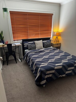 1 habitación, escritorio, tabla de planchar con plancha y wifi 