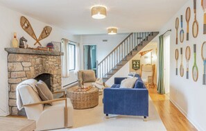 Smart TV, caminetto, videogiochi, libri