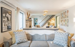 Smart-TV, Kamin, Videospiele, Bücher