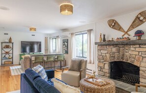 Smart TV, fireplace, video games, books - Chic Waterfront w/ Hot Tub, Sauna and Sky Deck! (Saugerties)