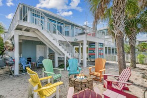 Terrace/patio - New Listing! Golf Cart and 2 Kayaks Included - Pet Friendly - Great Outdoor Space - Arcade Game (Navarre Beach)