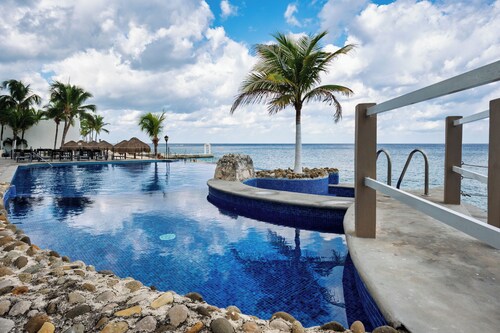 
7th-Floor Oceanfront Oasis: 4BR/4BA, Dive Pier & Walk to Town!