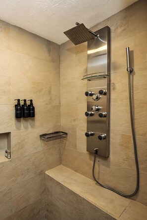 Dusche, Haartrockner, Handtücher, Seife