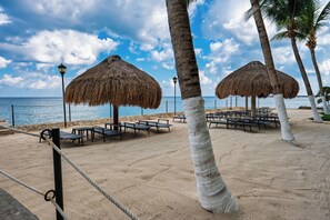 Chaises longues, serviettes de plage