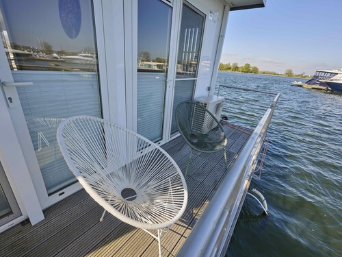 Schönes Hausboot in schönem Hafen in Kerkdriel