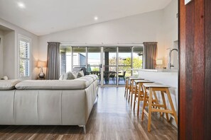 Living area - Luxe on Lincoln | A Honey Home (Dubbo)