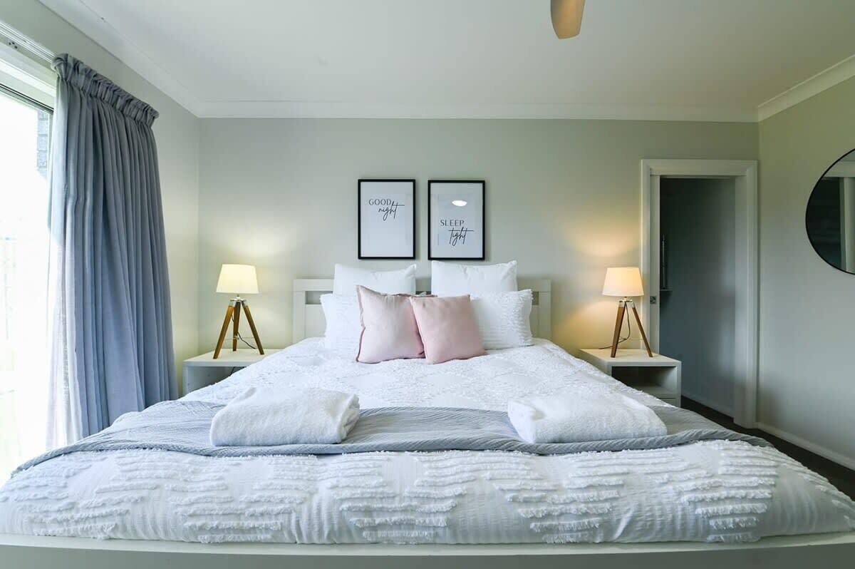 4 dormitorios, escritorio, tabla de planchar con plancha y cuna de viaje