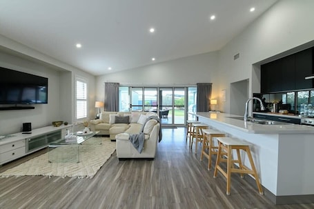 Interior. Luxe on Lincoln - Close to Zoo, Rejuvenating Pool