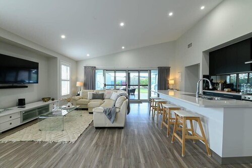 Luxe on Lincoln - Close to Zoo, Rejuvenating Pool